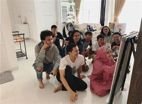 Postingan video 'pamit' ria ricis berujung pada aksi bully. Pin oleh Nariyah di Aktor/Aktris, Penyanyi, Model ...