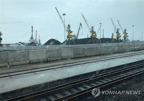 2020년 3월 3일에 북한 노동당 제1부 부장 김여정이 저능하다는 표현을 써 가며 청와대를 원색적으로 맹비난한 담화에 대해 다시 읽어보니 청와대를 무척 신경 써 준 표현이라고 옹호하고 두둔하였다. "북한 물류인프라 확보 시급…나진·청진항 역할 중요" | 연합뉴스