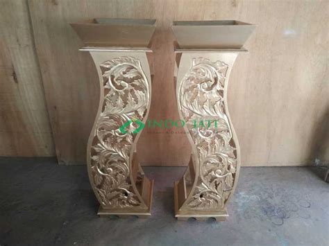 Dekorasi pernikahan mahal juga karena dekorasi pelaminan memiliki resiko tingkat kerusakan yang tinggi dan juga sering sekali tergerus oleh trend. Furniture Pelaminan Pot Bunga Ukir Jepara | TOKO FURNITURE ...