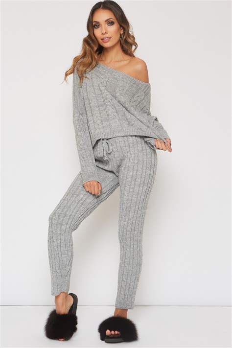 Conçu pour offrir une polyvalence à toute épreuve et bénéficier d'un confort inégalé. Ensemble pull + pantalon en maille
