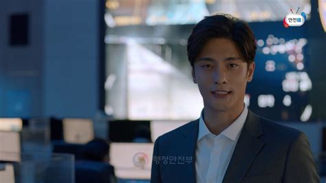 '나혼자산다' 성훈과 헨리가 함께 루프탑에서 시간을 보냈다. 나혼자산다 성훈! 이렇게 멋진 경찰이었어? (긴급신고전화 번호 ...
