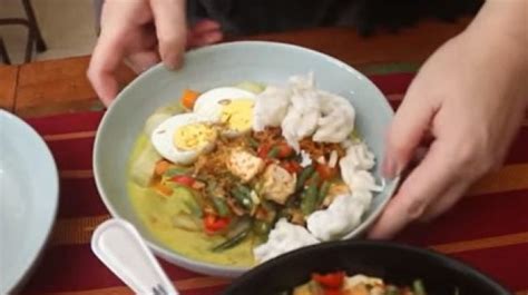 Lontong medan satu dari sekian banyak khazanah kuliner yang dimiliki oleh indonesia. Resep Lontong Sayur Medan, Ragam Bumbunya yang Bikin ...