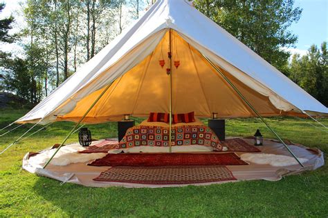 Dieser bereich mit 20 luxuriösen glampingzelten liegt in der im vergleich zu anderen campingunterkünften sind die glampingzelte sehr geräumig, jedes zelt hat. Glamping | Glockenzelt, Im freien und Glamping