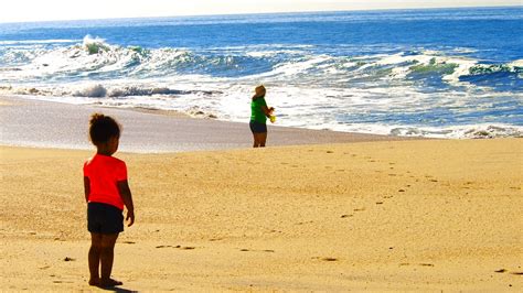 무료 이미지 바닷가 바다 연안 모래 대양 소녀 육지 웨이브 원근법 찾고있는 휴가 거리 어린이 물줄기 아이들 크리에이티브 커먼즈 파도 어머니