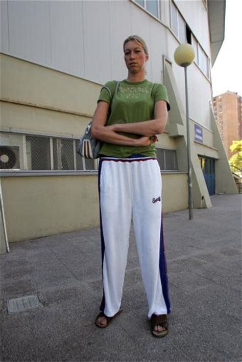 Na pokładzie jachtu sunrise schował koszulkę małgorzaty dydek, przedwcześnie zmarłej w 2011 roku, najwybitniejszej w historii. Top Ten Tallest Women in The World | Tallest Women - Part 2