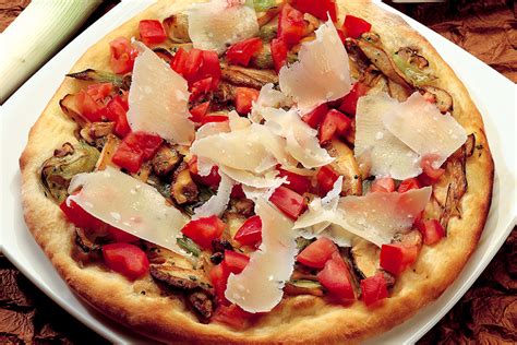 Sale, pepe nero e origano secco 1 pizzico. Ricetta Pizza vegetariana con grana e porcini - Le ricette ...