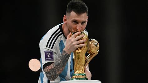 Lionel Messi Y El Beso A La Copa Del Mundo La Consagración Del Mejor