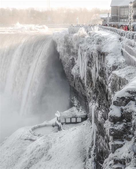 Niagarské vodopády (anglicky niagara falls) je souhrnné označení pro celkem tři sousedící vodopády na řece niagara, která vytéká z erijského jezera a vtéká do jezera ontario. V USA je taká zima, že zamrzli Niagarské vodopády, takto to vyzerá