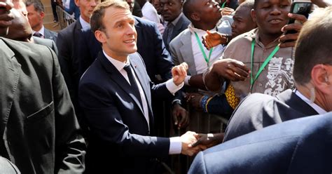 Au Burkina Faso Macron Loin Du Style Chirac Lédito De Christophe
