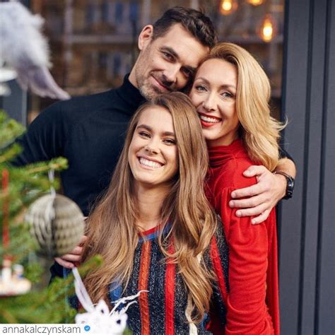 Mikołaj Roznerski ma młodszą siostrę. Stroi z nią dziwne miny na