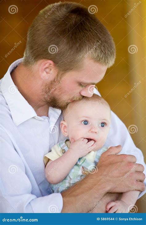 Père Embrassant Le Fils