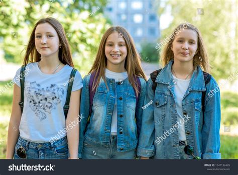 Three Girl Friends Schoolgirl Summer Nature Stockfoto 1147132499 Shutterstock
