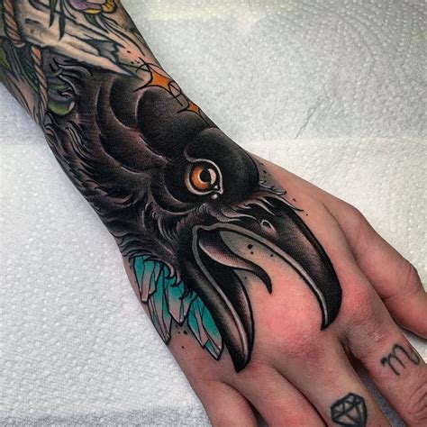 101 hämmästyttävää variksen tatuointimallia jotka sinun on nähtävä