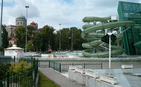 Fekvése miatt a dunakanyar legfelsőbb városának is szokás nevezni. A Király is szemrevételezi a helyzetet - 444