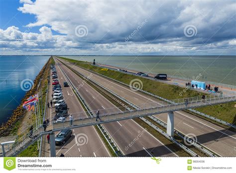 Maar is ook belangrijk voor natuur, economie en verkeer. Afsluitdijk, Nederland - April 28, 2017: Weg Op ...