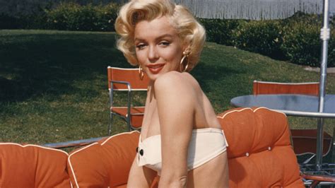 Marilyn Monroe En été En 15 Clichés Sexy Vogue Paris