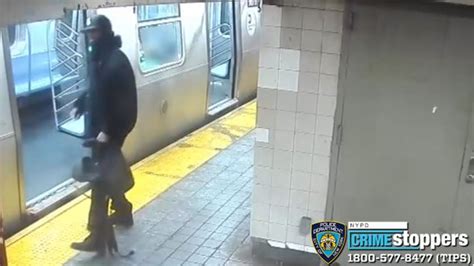 La Police De New York Recherche Un Suspect Qui A Poignardé Et Volé Un Passager Du Métro Dans Un