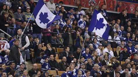Maple Leafs Salute Fans After Win Against Red Wings
