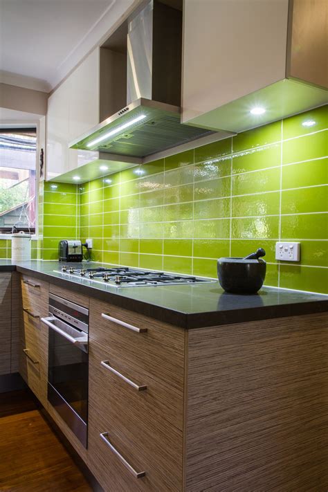 Which is the best stone for kitchen backsplash? Green splashback. Contemporary kitchen. Exposed rangehood ...