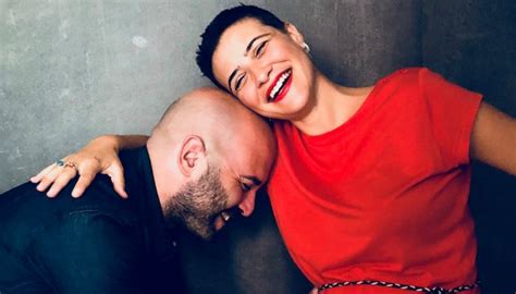 Fiocco rosa per giuliano sangiorgi. Giuliano Sangiorgi, chi è la sua bellissima compagna ...