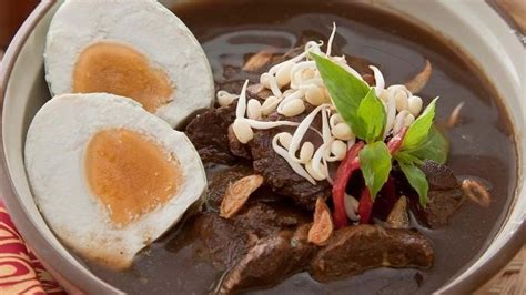 Rawon is a unique indonesian dish with origins in east java. Sejarah Rawon Setan Surabaya yang Harusnya Kamu Tahu!!