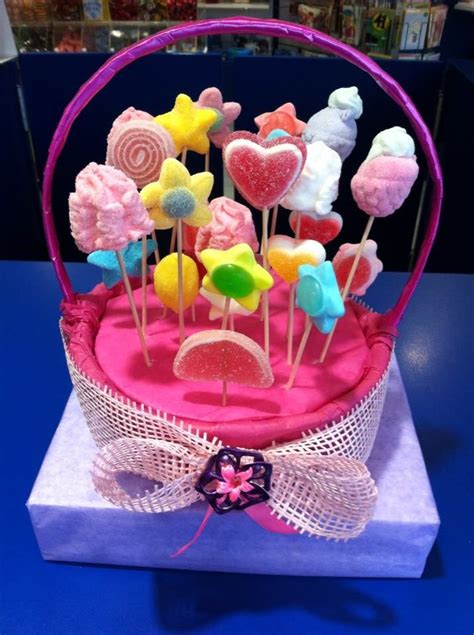 Regalos que siempre se recuerdan con buen sabor. Dulce Diseño Maignon ha preparado esta maceta con flores ...