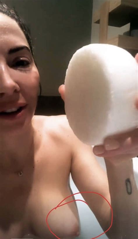 Mädchen ihre brüste versehentlicher upskirt aussetzen Porno Foto