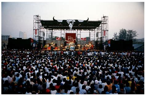 นายโชติจุฑา อาจสอน นายกสมาคมศิษย์เก่าอุเทนถวาย และประธานกลุ่มbluezoneriders จัดงานคอนเสิร์ต รวมใจไทยกู้ภัยน้ำท่วม ที่ร้านilgarage ย่านถนนเกษตรนวมินทร์. บ้านนายช่าง @สาย 401: คาราบาว 30 ปี