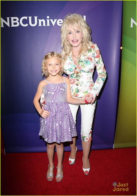 Alyvia Alyn Lind Joins Dolly Parton For Coat Of Many Colors Tca Panel
