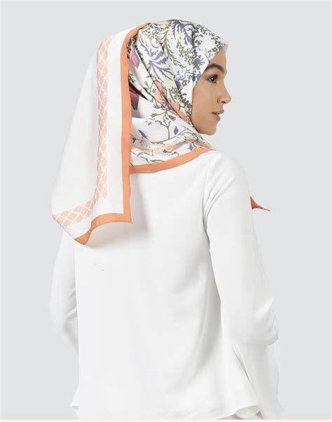 Neelofa terlibat dalam pelbagai cabang perniagaan termasuk kanta lekap lofalens, produk pil penjagaan kesihatan beautea slim, dan jenama pakaian wanita muslimah, naelofar hijab untuk wanita. NAELOFAR HIJAB