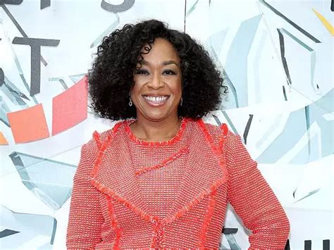 Shonda Rhimes Says A Room Full Of Old Men Told Her Grey S Anatomy Would Fail Because Of When