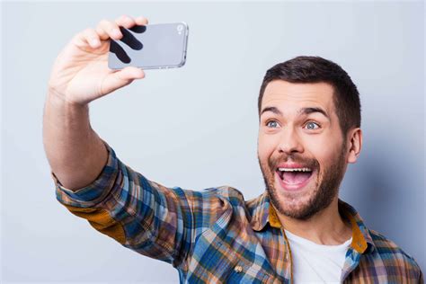 Study Recording Selfies While Brushing Teeth Can Improve Oral Health