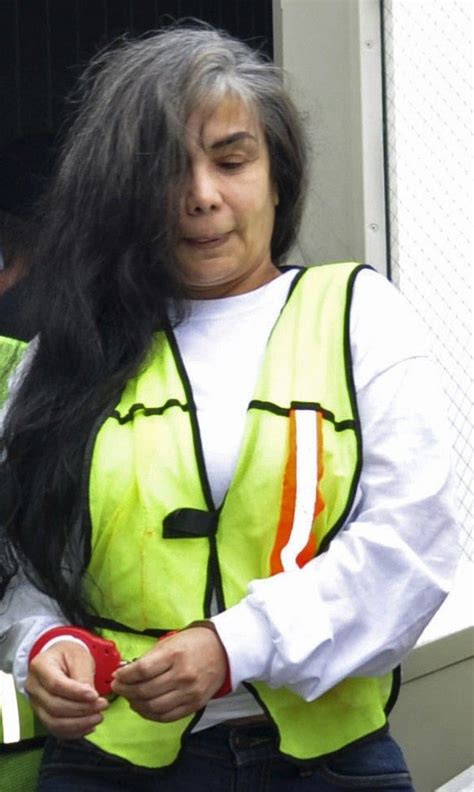 Publicada en 2002, narra la vida de teresa mendoza, una chica mexicana, nacida en sinaloa, que de vida o muerte se traslada a vivir a españa, donde se envuelve en las redes del contrabando y narcotráfico. 'Queen of the Pacific' Sandra Ávila Beltrán Released from ...