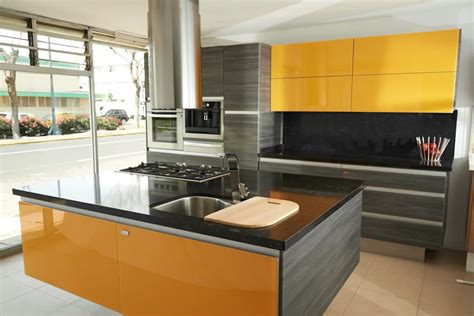 Cocina En Pvc Gris Mare Con Combinación De Cristal Amarillo Homify