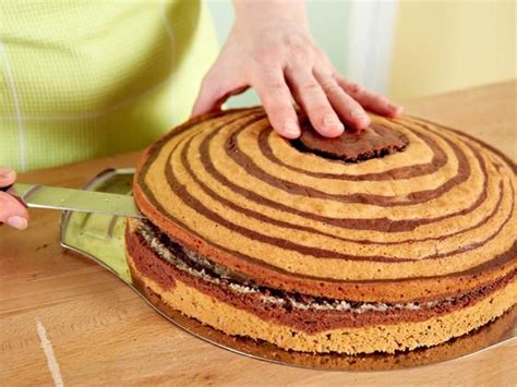 Eine mit zitronencreme gefüllte torte passt das ganze jahr über. Zebrakuchen mit Zitronencreme - so geht's | LECKER ...