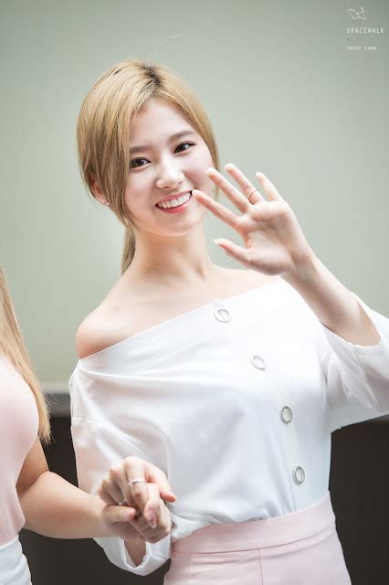 Netizens Praise This Idol S Beauty Daily Korean Showbiz News