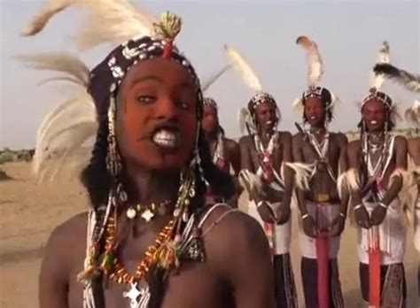 奇特非洲部落：女尊男卑一妻多夫，男人濃妝艷抹參加選美大賽 每日頭條