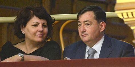 A társaság vezérigazgatójává nemrég hajdú pétert nevezték ki, aki azonnal megszüntette várkonyi andrea és szulák andrea műsorát, szulák emiatt fel is mondott a csatornánál. Válásra készül Mészáros Lőrinc és felesége - AzÜzlet