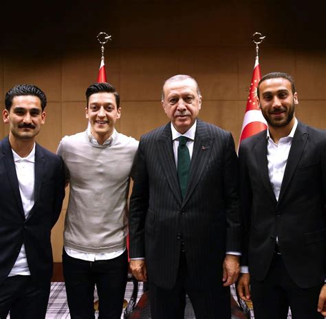 Mesut özil und ilkay gündogan besuchen den türkischen präsidenten recep tayyip erdogan und lösen damit vor allem eins aus: Nach Erdogan-Besuch: SPD-Stadtrat beleidigt Özil und ...