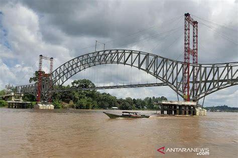 Debit Sungai Barito Naik Tongkang Dilarang Lewat Jembatan Muara Teweh
