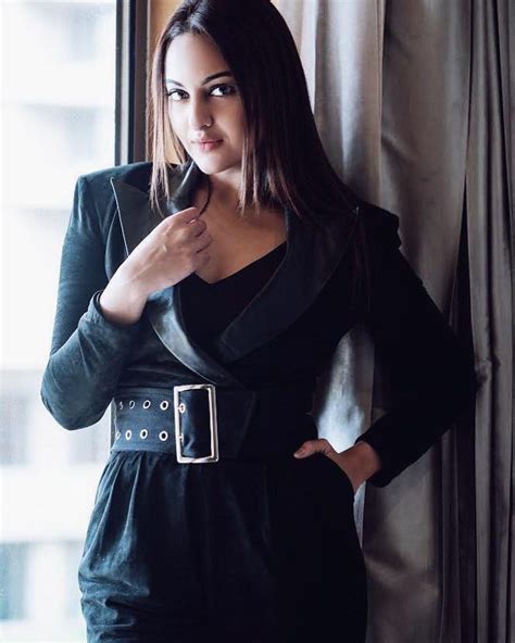 Like It 👍 Or Love It 😘 Sonakshi Sinha Looks Super Gorgeous Bollywood Fashion Actresses Curvy