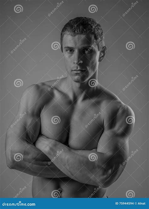 Volkomen Geschikte Shirtless Jonge Mens Stock Foto Image Of Bicepsen