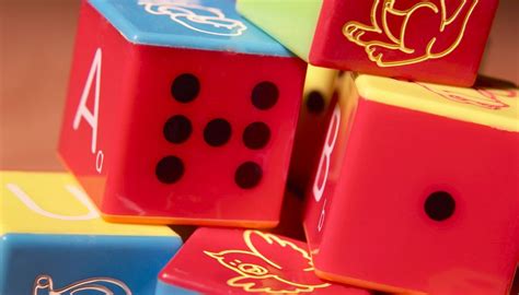 Mediante la repetición, los niños desarrollan habilidades. Juegos de matemáticas hechos por maestros con dados, para ...