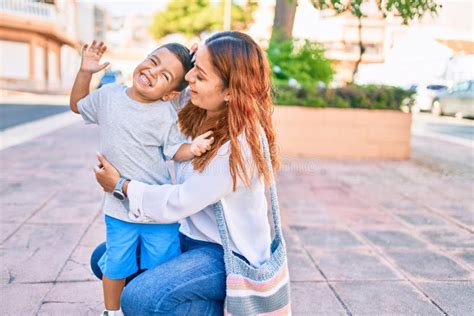 Adorable Madre Latina Y Su Hijo Sonriendo Feliz Abrazando A La Ciudad