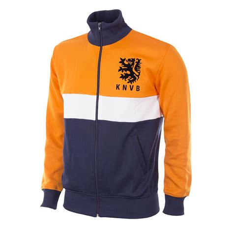 Op de website van ons oranje is te zien dat er ditmaal met witte strepen op de mouwen van het verder gebruikelijk oranje. Nederlands Elftal retro voetbalshirt 1983 - Voetbalshirts.com