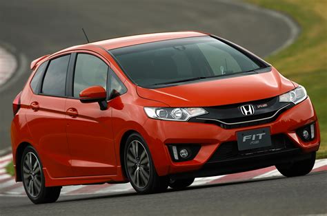 Tidak hanya itu, mobil generasi sebelumnya juga sudah mendapatkan banyak penghargaan di luar indonesia. 2014 Honda Jazz / 2015 Honda Fit - autoevolution