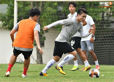 Đình trọng cũng trong tư thế không thể giải cứu khi các fan quá đông bao bây mình. Đình Trọng ôm đầu gối mới mổ với vẻ mặt nhăn nhó