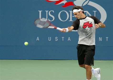 The interesting part is that he does not use a modern or more extreme grip. Roger Federer Forehand Analysis and Technique Preview | STEVE G TENNIS