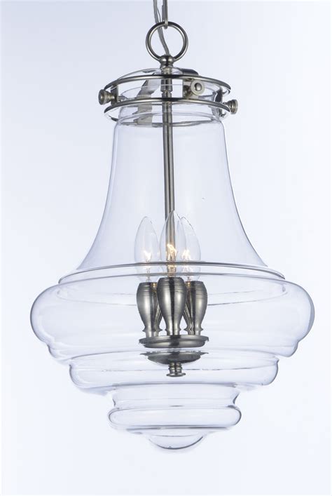 Apart from that, trace 3 shows off the same interplay between materials and shapes. Retro 3-Light Pendant