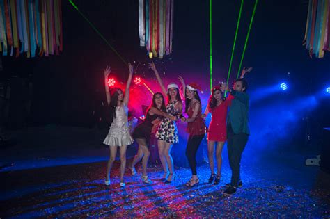 Grupo De Personas Bailando En La Fiesta Del Club De Noche Foto De Stock